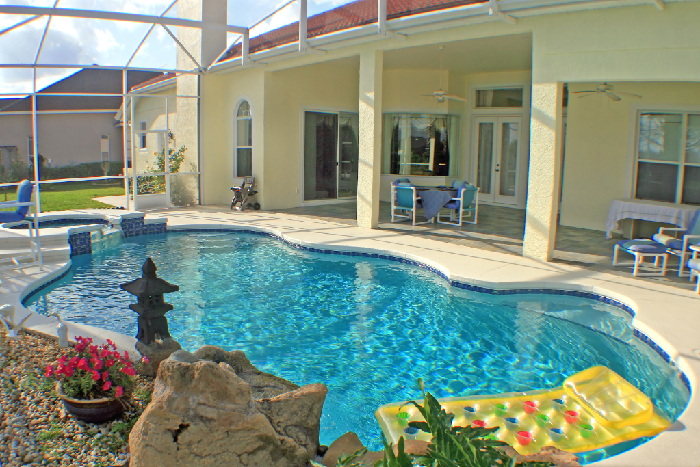 A swimming pool, spa and lanai in Florida